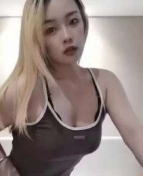 年轻貌美小美女