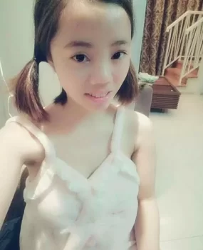 很黄很暴力！舌吻69丝足特色，纯正少女的味道！