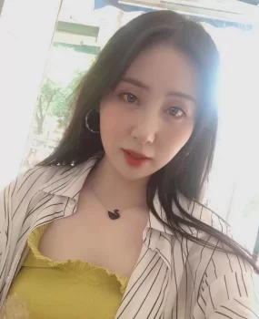 小尺度妹子兼职，颜值较高