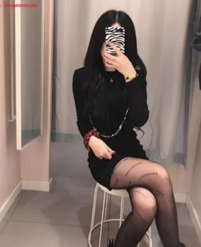 西安00后高端长腿兼职女娃，清纯逼紧水多，待你调教