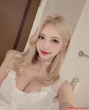 身材火辣小模特，性欲满满很敏感，轻轻挑逗一下就让我不停日她