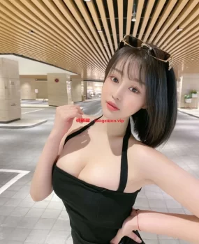 西安性感车模尤物，甜美长相，身材高挑，马甲腰胸大屁股翘，凹凸有致